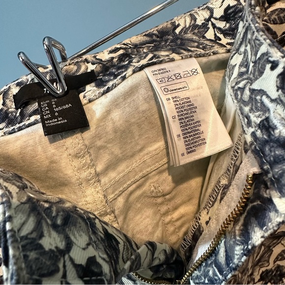 H & M Dark Blue/Cream Floral Printed Shorts - Picture 4 of 6